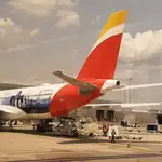 El avión de Iberia que inauguró la ruta entre Madrid y Washington, ayer, en el aeropuerto de Dulles