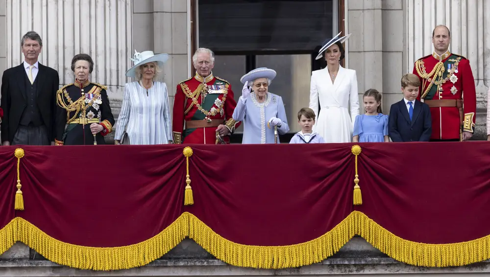 De izquierda a derecha: Tim Laurence, la princesa Ana, Camila de Cornualles, el príncipe Carlos, la Reina Isabel II, Kate Middleton, el príncipe Guillermo y los hijos que tienen en común: George, Louis y Charlotte
