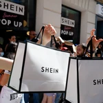 Dos personas sujetan dos bolsas después de entrar a la primera tienda física temporal de Shein en Madrid,el pasado 2 de junio