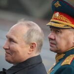 El presidente ruso, Vladimir Putin, junto a su ministro de Defensa, Sergei Shoigu