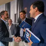 Los portavoces del PP Raúl de la Hoz y Ángel Ibáñez saludan a David Hierro de Vox, antes de comenzar la Junta de Portavoces