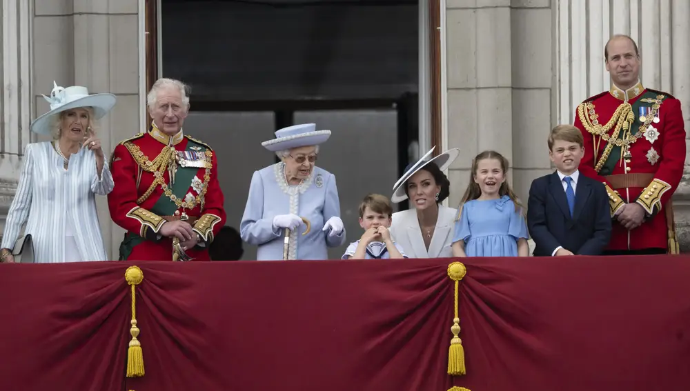 De izquierda a derecha, Camilla, duquesa de Cornualles, el príncipe Carlos, la reina Isabel II, el príncipe Luis, Kate, duquesa de Cambridge, la princesa Carlota, el príncipe Jorge y el príncipe Guillermo se reúnen en el balcón del palacio de Buckingham, en Londres. AP