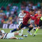 Ferran Torres recibe una falta de Bernardo Silva en el partido contra Portugal