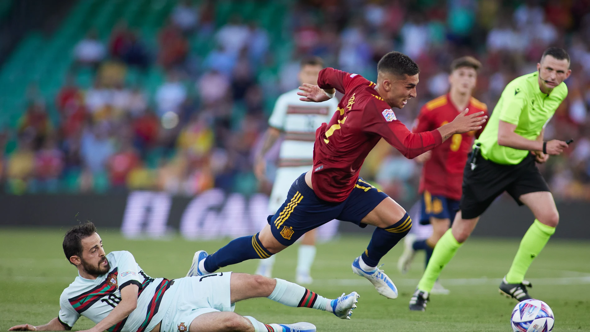Ferran Torres recibe una falta de Bernardo Silva en el partido contra Portugal