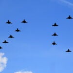 Aviones de la Real Fuerza Aérea (RAF) vuelan en formación para formar un "70" para celebrar los setenta años de reinado de la Reina