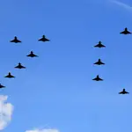 Aviones de la Real Fuerza Aérea (RAF) vuelan en formación para formar un &quot;70&quot; para celebrar los setenta años de reinado de la Reina