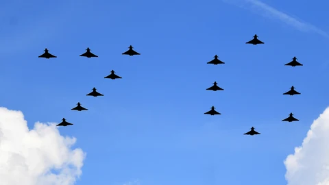Aviones de la Real Fuerza Aérea (RAF) vuelan en formación para formar un "70" para celebrar los setenta años de reinado de la Reina
