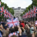 Miles de personas se reunieron en las calles de Londres para conmemorar los 70 años de Isabel II en el trono de Reino Unido