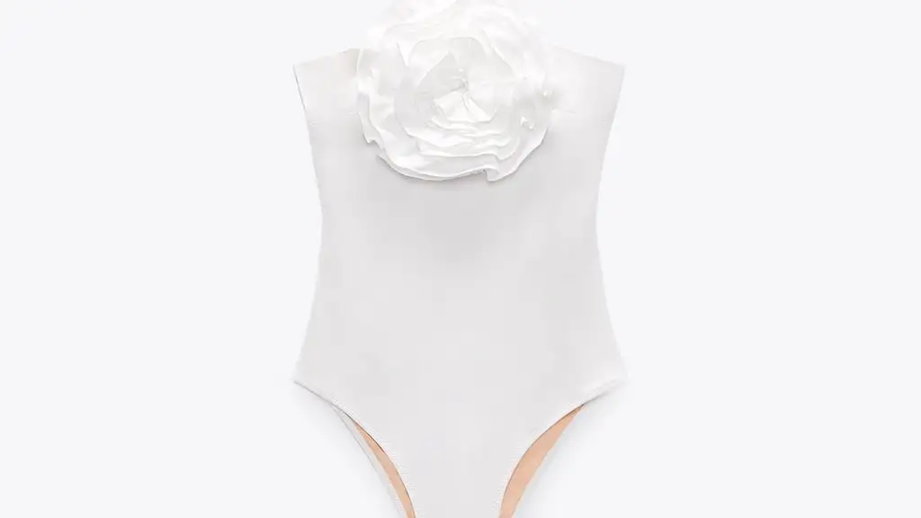 Bañador blanco maxi flor, de Zara