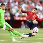 Morata intenta cortar un despeje del portero de Portugal