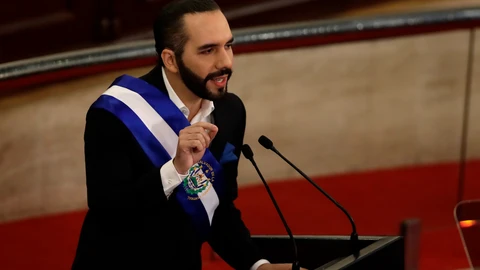 El presidente salvadoreño Nayib Bukele pronuncia hoy un discurso durante la sesión plenaria de informe a la nación por su tercer año de Gobierno, en la Asamblea Legislativa en San Salvador (El Salvador).