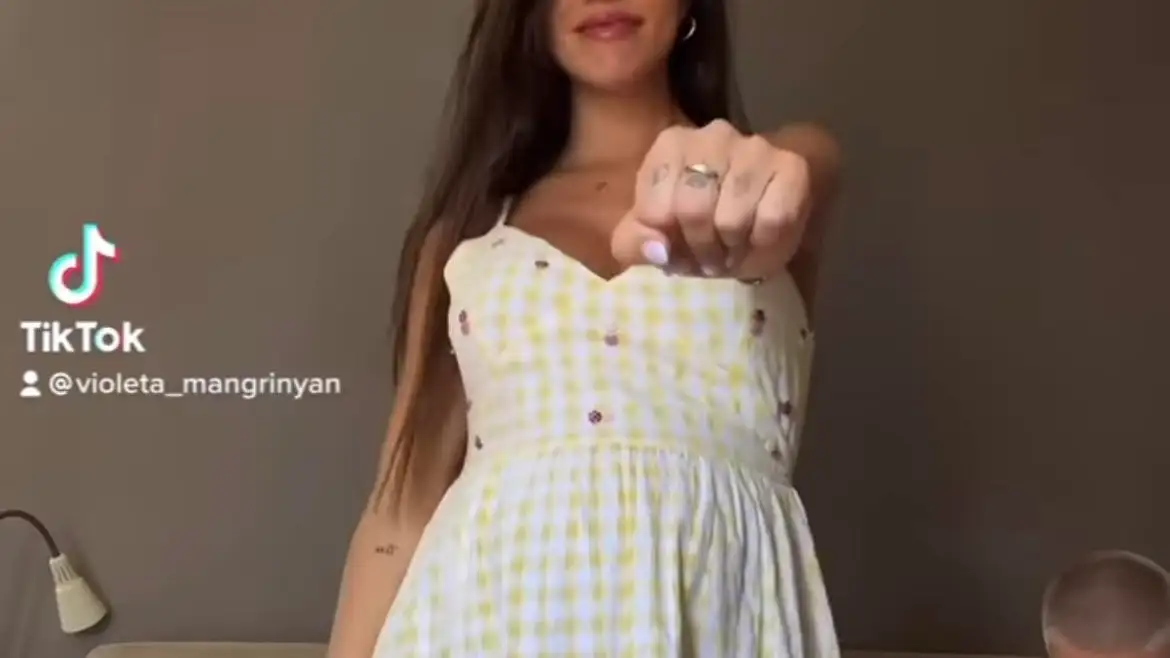 Violeta Mangriñán con vestido de Zara.