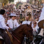 Más de 10.000 peregrinos acompañan al Simpecado de la Hermandad de Huelva a su salida este jueves hacia la aldea almonteña de El Rocío (Huelva), siendo la filial más numerosa de cuántas hacen el camino. EFE/Julián Pérez
