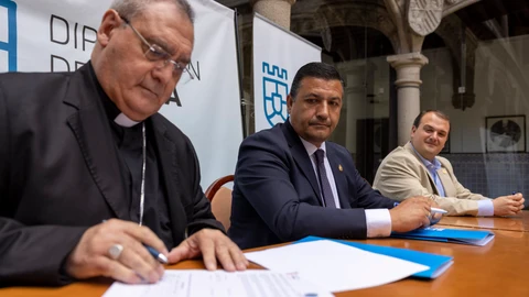 El presidente de la Diputación de Ávila, Carlos García, y el obispo de la Diócesis, José María Gil Tamayo, firman el acuerdo anual entre ambas instituciones para la restauración de templos en municipios abulenses no declarados monumento ni bien de interés cultural