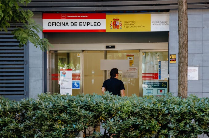 Un hombre entra una oficina del Servicio Público de Empleo Estatal (Sepe), a 2 de junio de 2022, en Madrid (España)