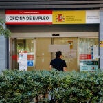Un hombre entra una oficina del Servicio Público de Empleo Estatal (Sepe), a 2 de junio de 2022, en Madrid (España)