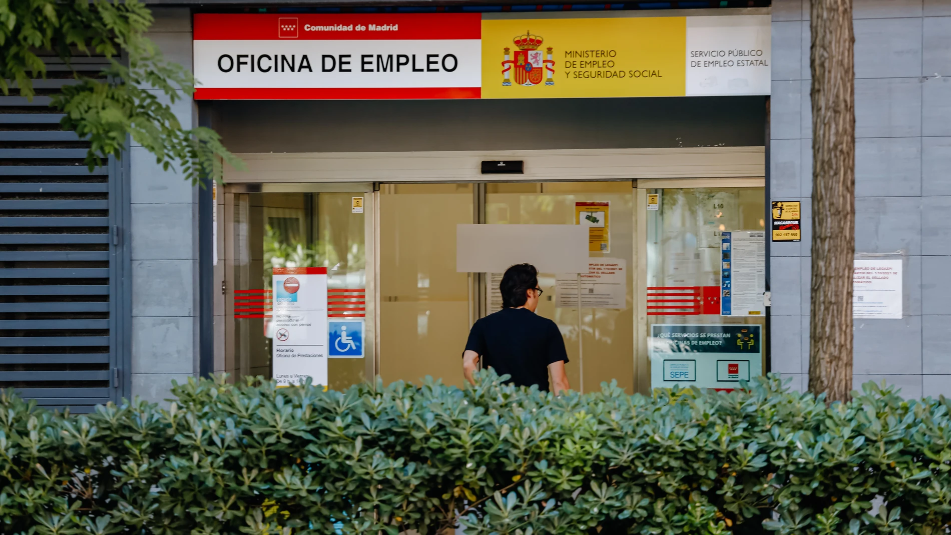 Un hombre entra una oficina del Servicio Público de Empleo Estatal (Sepe), a 2 de junio de 2022, en Madrid (España)