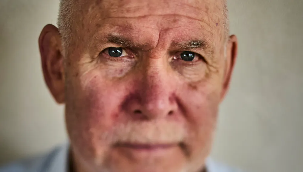Retrato de Steve McCurry, el renombrado fotógrafo estadounidense