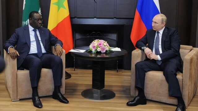 Macky Sall y Vladimir Putin conversan durante su encuentro en Sochi.