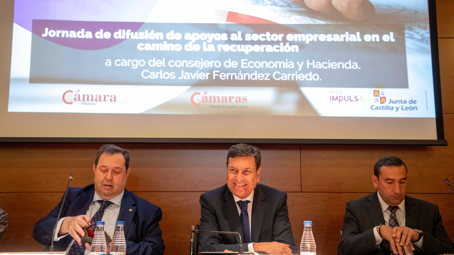 El consejero de Economía y Hacienda, Carlos Fernández Carriedo, presenta a los empresarios de Salamanca las medidas de apoyo económico de la Plataforma Financiera