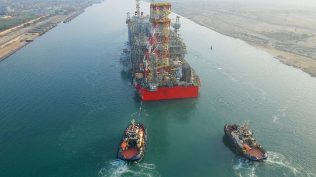 Una unidad flotante de producción y almacenamiento de gas natural cruzando por primera vez el canal de Suez