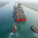 Una unidad flotante de producción y almacenamiento de gas natural cruzando por primera vez el canal de Suez