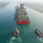 Una unidad flotante de producción y almacenamiento de gas natural cruzando por primera vez el canal de Suez