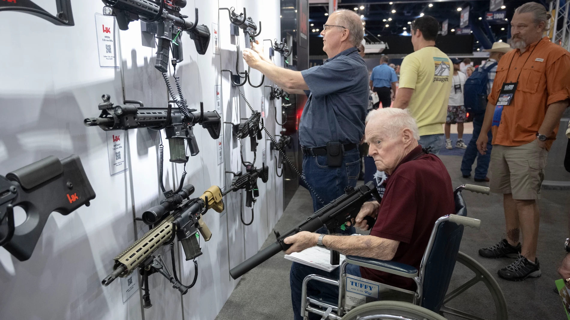 Gente inspeccionando rifles