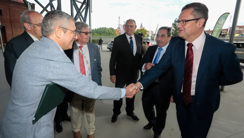 El consejero de Agricultura, Gerardo Dueñas, saluda a los organizadores del congreso