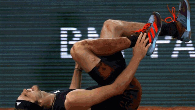 El alemán se torció el tobillo derecho en el final del segundo set y abandonó la Philippe Chatrier con muletas. Rafa luchará el domingo con el noruego Casper Ruud por su decimocuarto título en París.