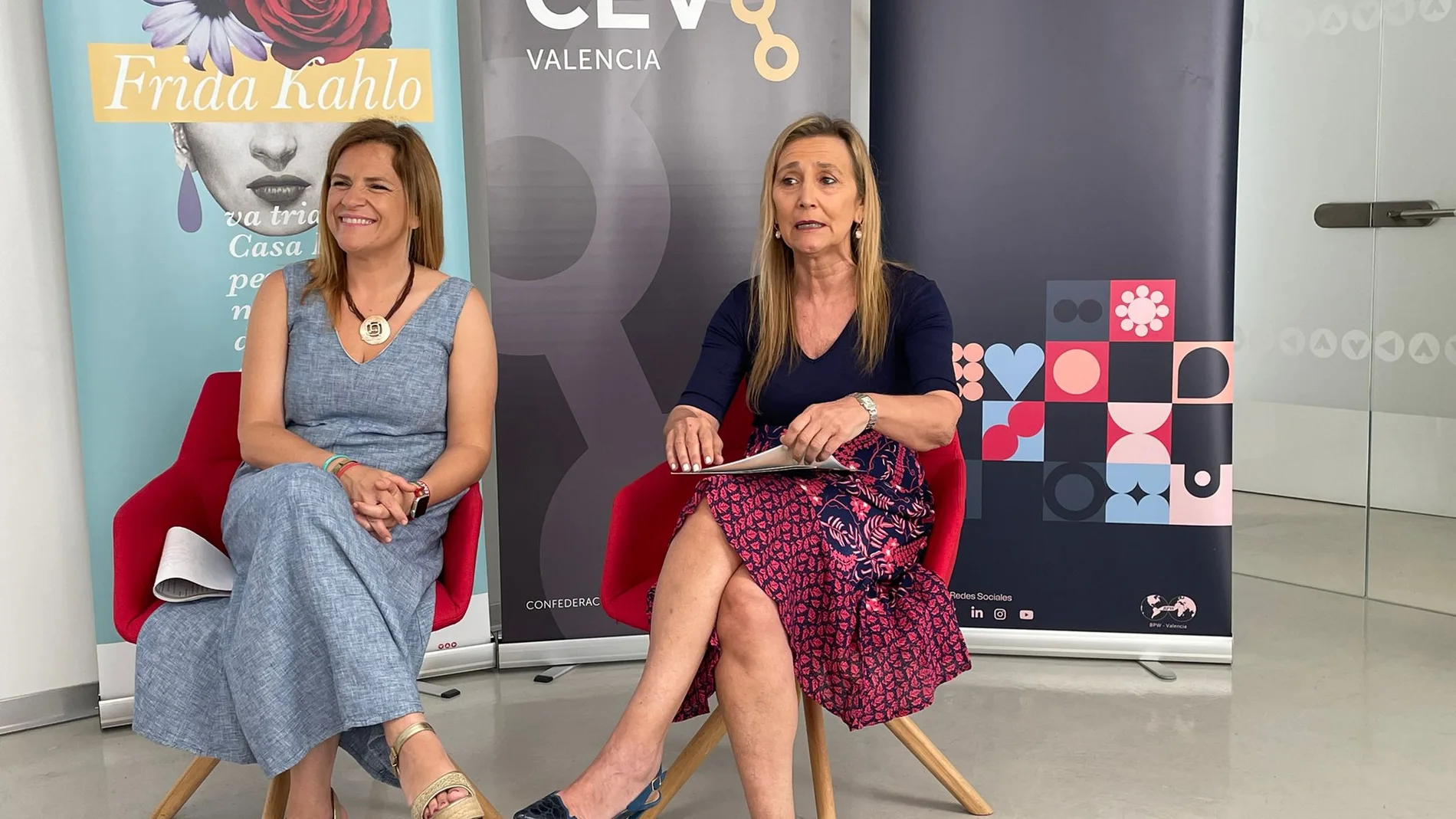 Eva Blasco y Pilar Bernabé durante el acto de esta mañana