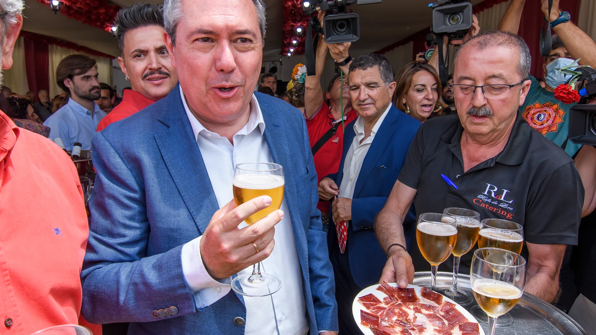 Juan Espadas se toma una cerveza durante su visita a la feria de La Rinconada (Sevilla), este viernes