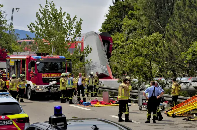 Al menos cuatro muertos y numerosos heridos al descarrilar un tren en Alemania 