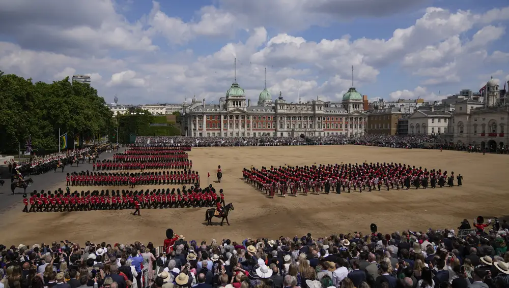 La Guardia Real desfila durante los actos del Jubileo de la Reina Isabel II