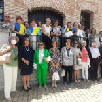 La rectora de la UCAV, María del Rosario Sáez Yuguero, junto a las universitarias de la experiencia