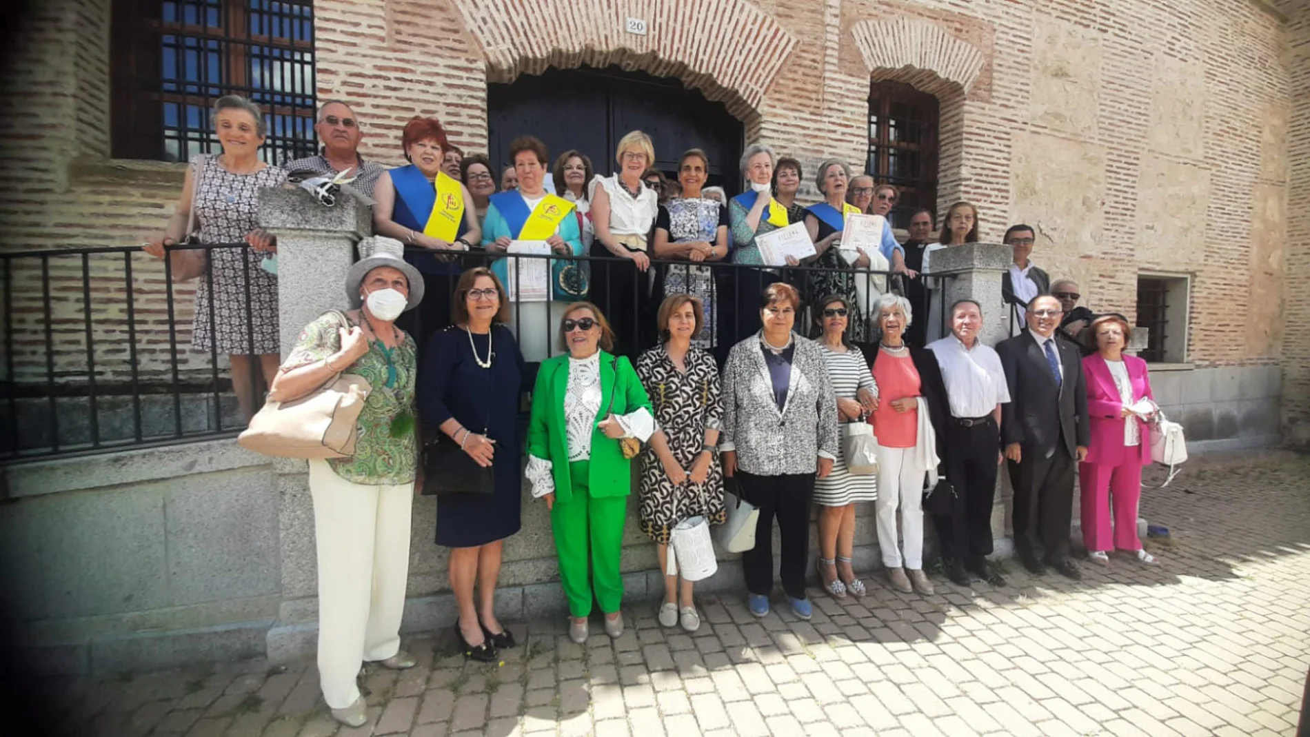 La rectora de la UCAV, María del Rosario Sáez Yuguero, junto a las universitarias de la experiencia