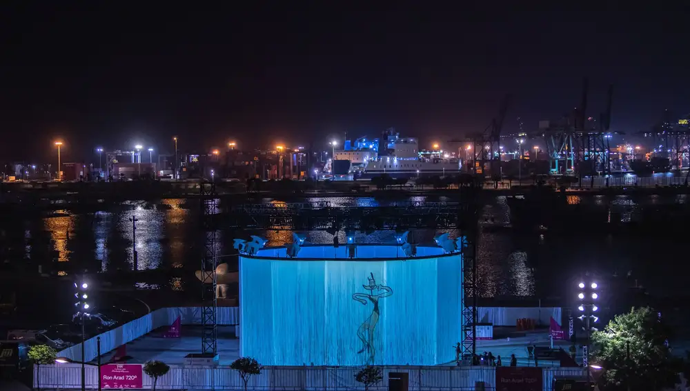 Sobre la propuesta de Ron Arad, instalada en La Marina de Valencia, se proyectan diferentes imágenes