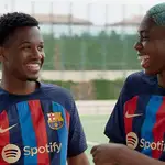 Ansu Fati y Asisat Oshoala posan con la nueva camiseta del Barcelona.