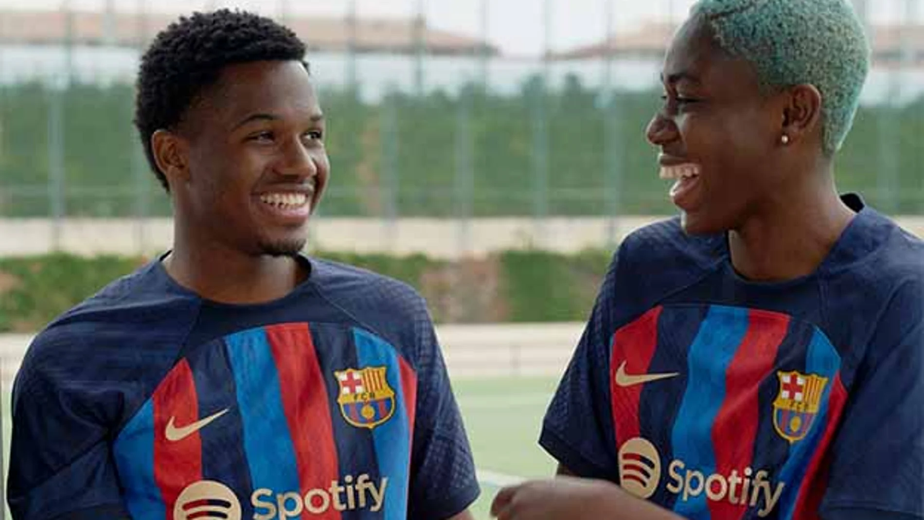 Ansu Fati y Asisat Oshoala posan con la nueva camiseta del Barcelona.