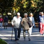 Dos personas mayores pasean por el Retiro, en Madrid