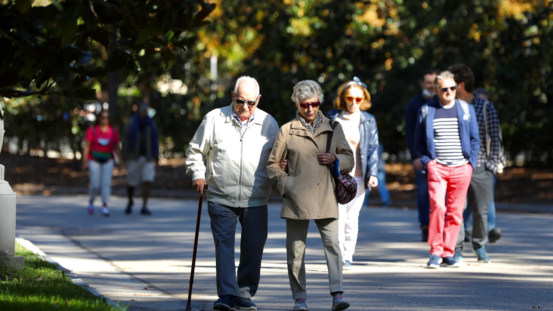 Dos personas mayores pasean por el Retiro, en Madrid