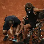 Alexander Zverev, en silla de ruedas justo después de lesionarse en la semifinal de Roland Garros ante Nadal