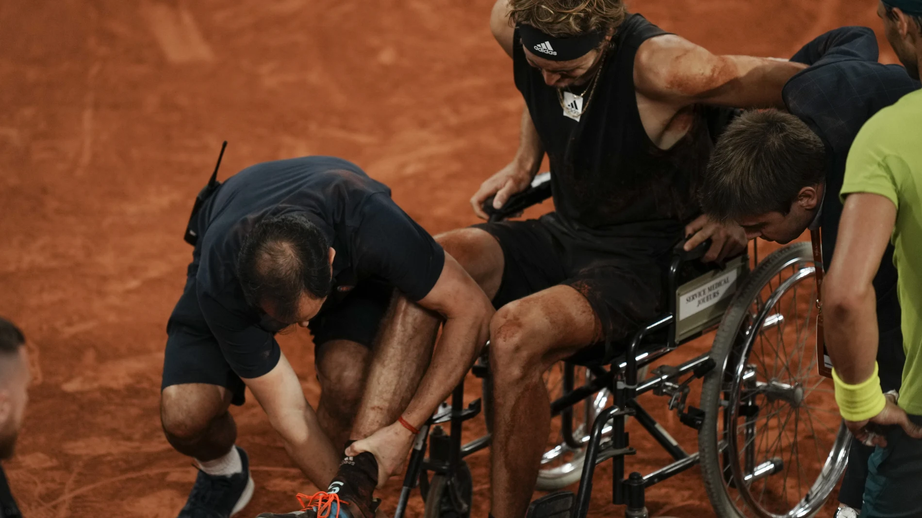 Alexander Zverev, en silla de ruedas justo después de lesionarse en la semifinal de Roland Garros ante Nadal