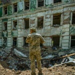 Imagen de un soldado ruso en un edificio destruido por las bombas en Donetsk