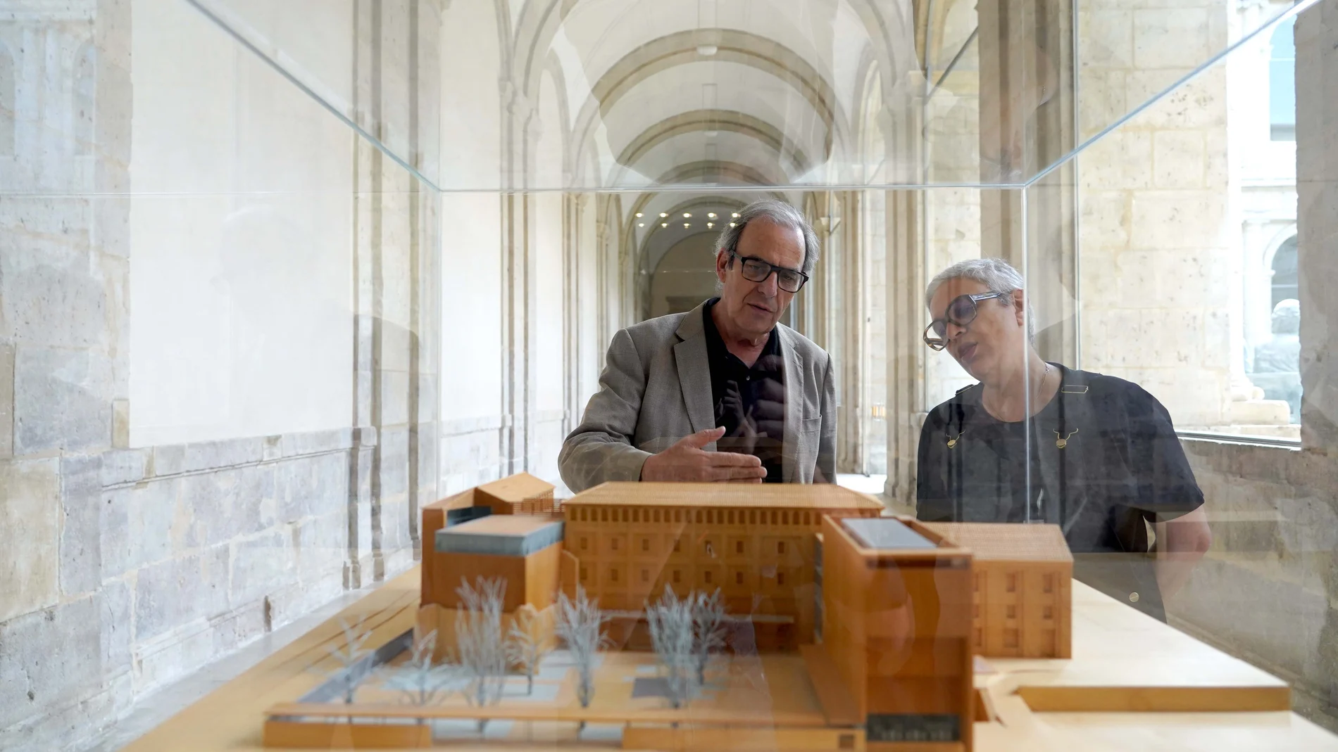 La artista Dora García y el arquitecto Juan Carlos Arnuncio presentan las exposiciones ''La máquina horizonte'' y ''Una cuestión de tiempo'', respectivamente. En la imagen, observan una maqueta del Museo Patio Herreriano