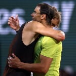Zverev se abraza a Nadal después de tener que retirarse en las semifinales de Roland Garros por una lesión en el tobillo
