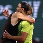 Zverev se abraza a Nadal después de tener que retirarse en las semifinales de Roland Garros por una lesión en el tobillo