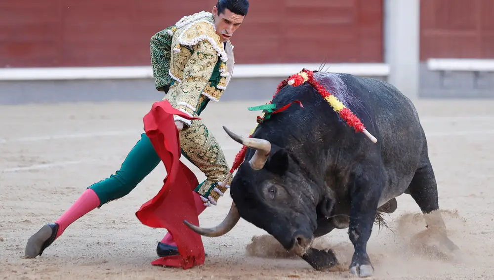 MADRID, 04/06/2022.- El diestro Alejandro Talavante da un pase al primero de su lote durante la corrida de la Feria de San Isidro celebrada este sábado en la plaza de toros de Las Ventas, en Madrid. EFE/ Emilio Naranjo