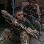 Miembros de seguridad limpian sus armas en Donetsk