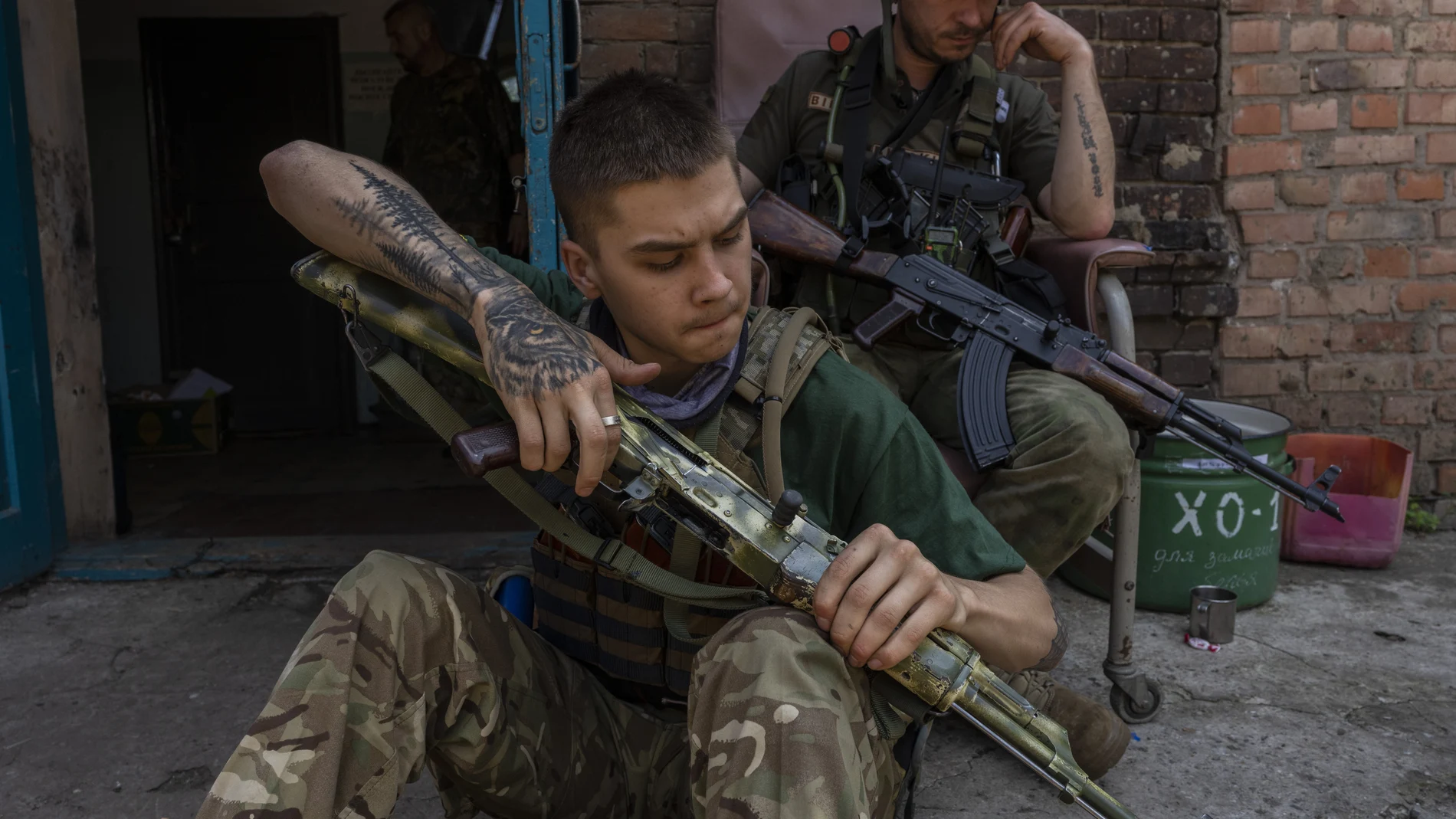 Miembros de seguridad limpian sus armas en Donetsk